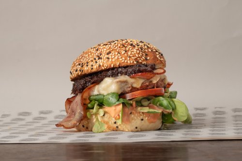 Lilahagymalekváros Burger